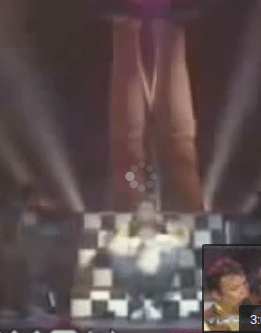 escalera y columnas masonicas en un show con niños